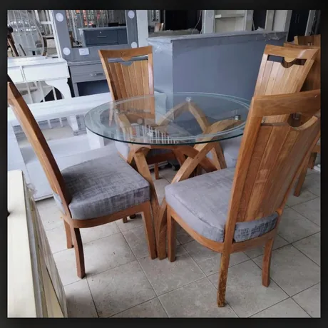 Comedor redondo en vidrio con sillas de madera — HOME ELITE, Palmira