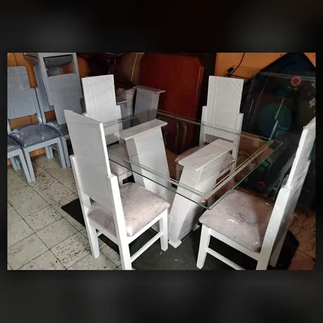 Comedor en vidrio con sillas blancas — HOME ELITE, Palmira
