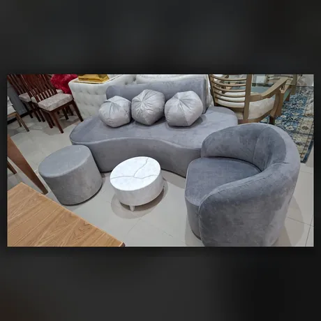 Sala curva en tela gris con puffs — HOME ELITE, Palmira