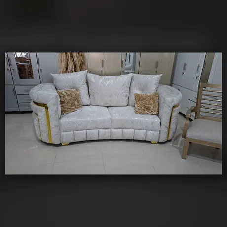 Sofá curvo blanco con apliques dorados — HOME ELITE, Palmira